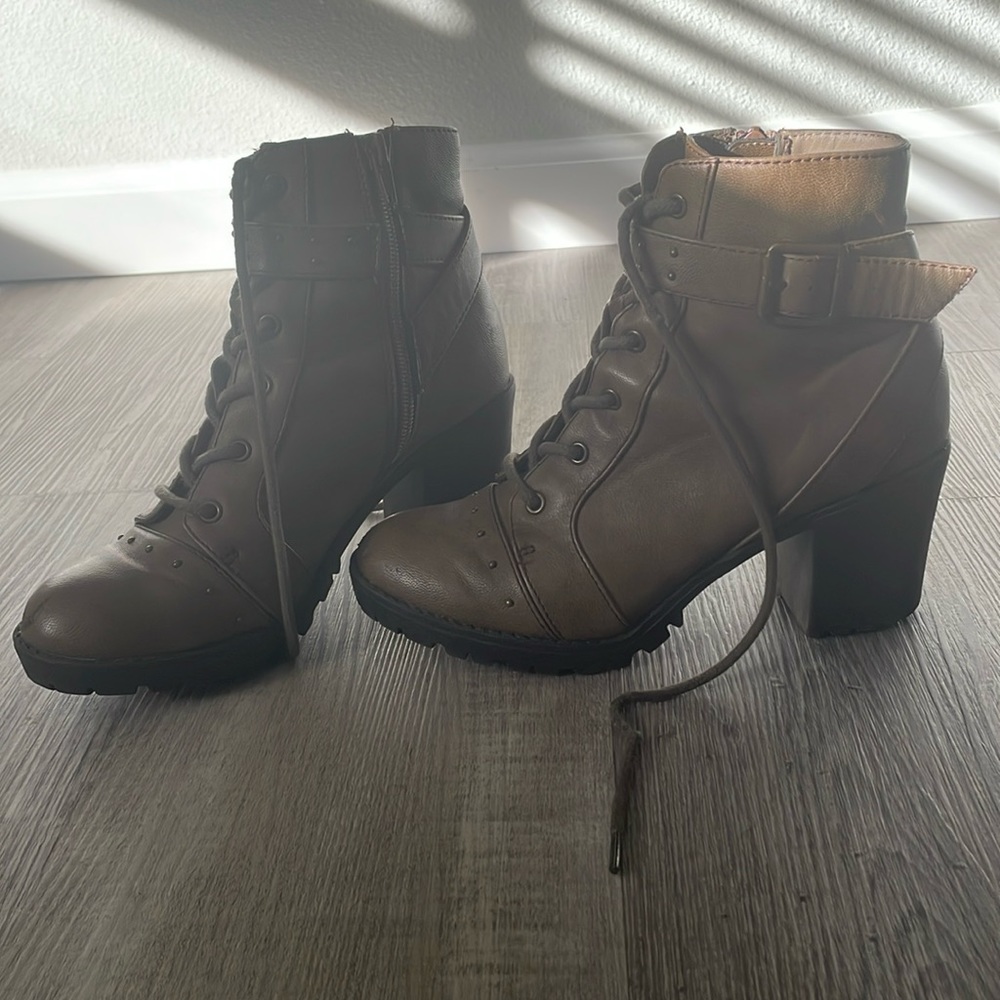 Brown heeled boots! 5.5